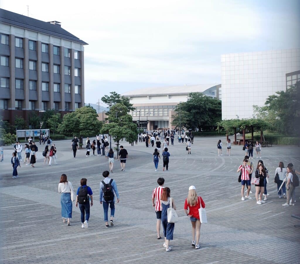 Image of Japanese college students on campus by Shunsuke Ono