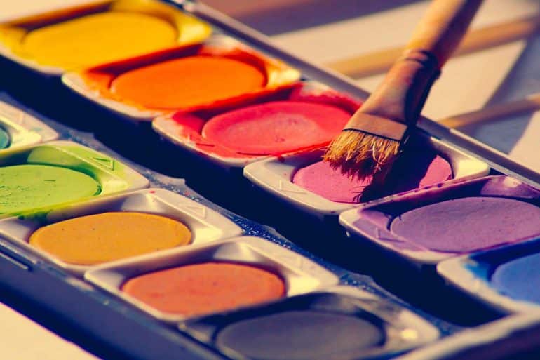 Photo of watercolor palette and brush by Kranich17 for Pixabay