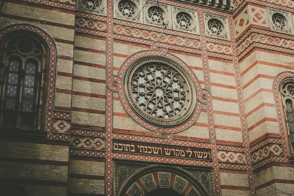 Featured photo of a synagogue by holdosi from Pixabay
