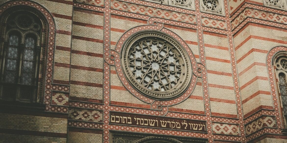 Featured photo of a synagogue by holdosi from Pixabay